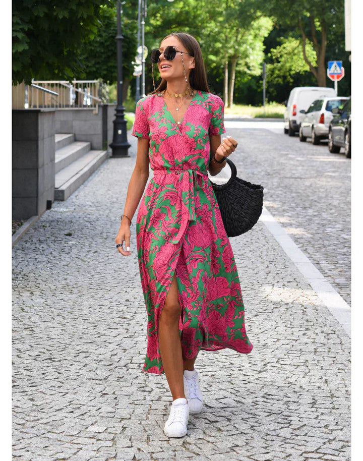 Julia - Elegancka Sukienka z Dekoltem w Serek i Modelującym Krojem